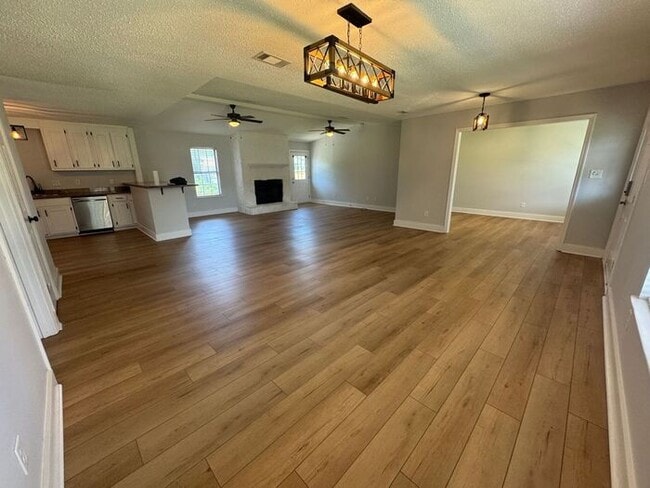 Building Photo - Gulf Breeze - Pineglade - 4 bedroom, 3 bat...