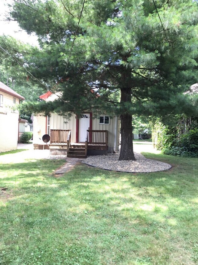 Building Photo - 3 Bedroom Single Family Home in Goshen!