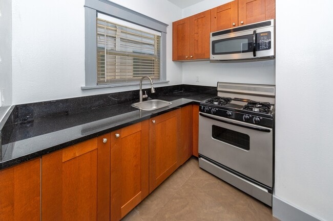 Building Photo - Beautiful 1b Apartment Located in Downtown...