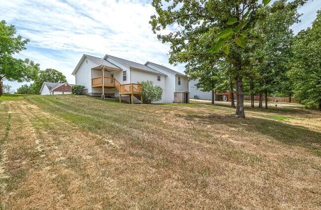 Building Photo - 5 Bedroom Home Located in Waynesville, MO!