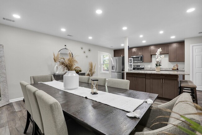 Building Photo - 136 Meadowside Ln