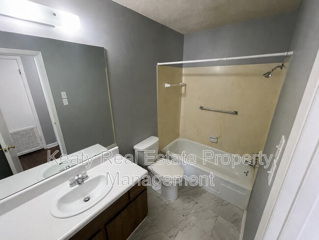 Building Photo - 405 Fox Run Ave