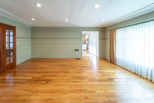 Building Photo - Charming and Well-Maintained Home in a Serene Neighborhood