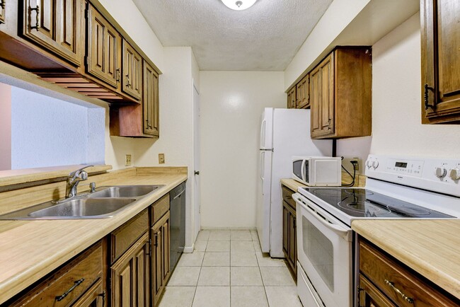 Building Photo - Spacious and inviting 2-bedroom, 2-bath ap...