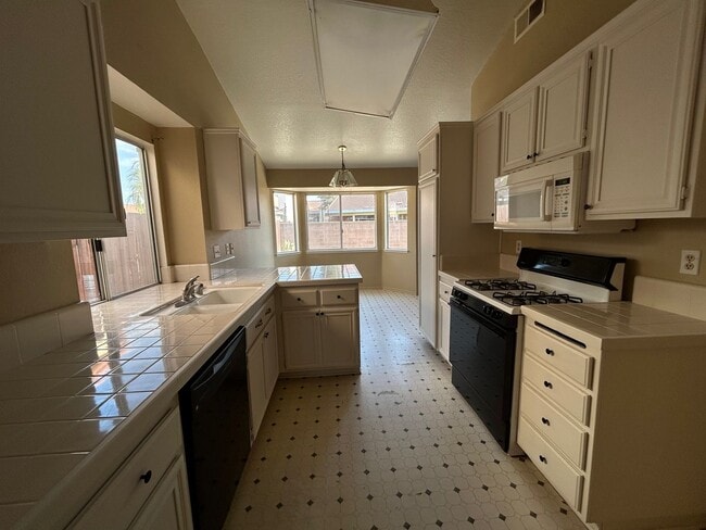 Building Photo - Spacious single story 3 bedroom home seeking new family!