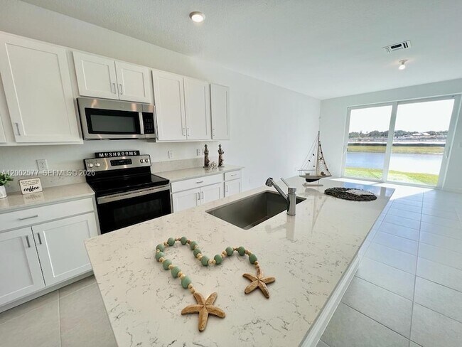 Building Photo - 212 SE Woodbark St