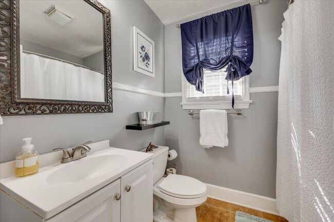 Building Photo - Fully furnished with all essentials