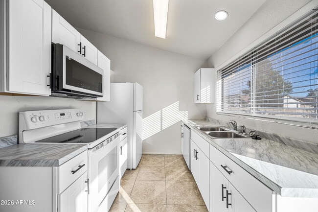 Building Photo - 2943 E Irwin Ave