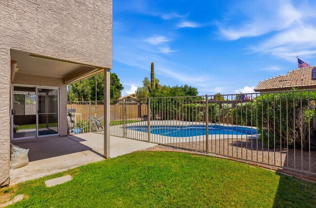 Building Photo - 1295 N Blackstone Dr