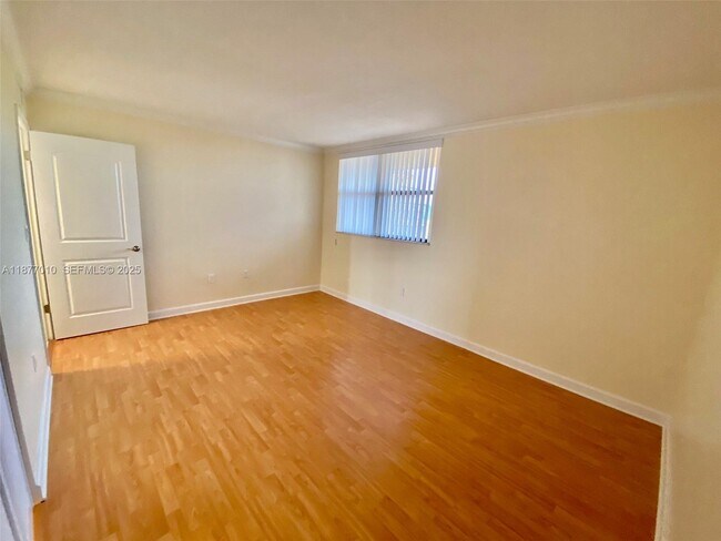 Building Photo - 8881 Fontainebleau Blvd