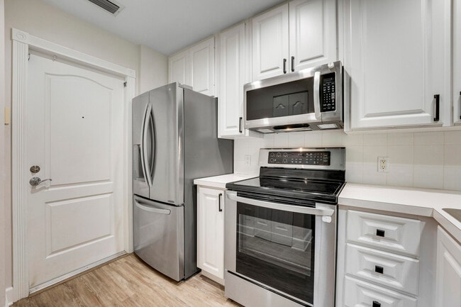 Building Photo - 2052 Tarpon Lake Way