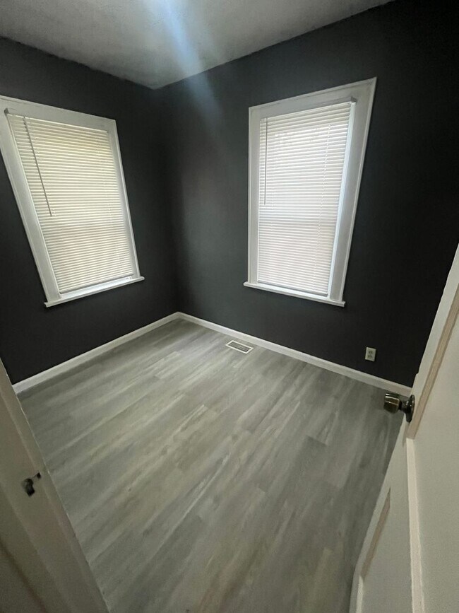 Building Photo - $795 - 2 bed 1 bath - Duplex