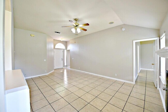 Building Photo - 904 Lantana Ln