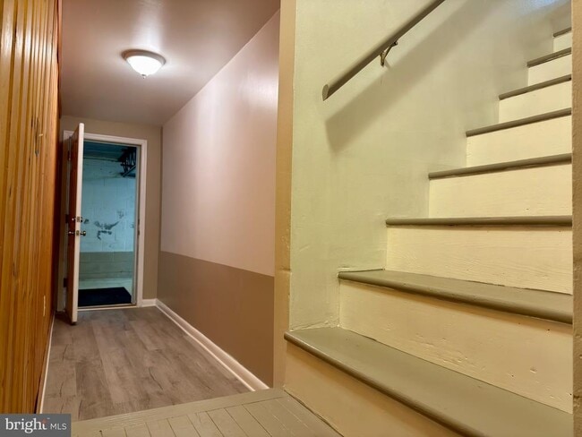 Building Photo - 905 W Poplar Rd