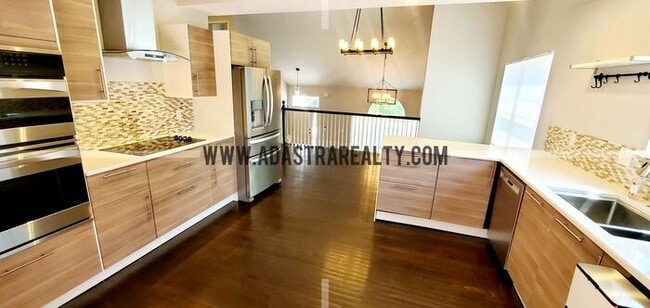 Building Photo - Gorgeous Updated Home in Blue Valley, South Overland Park-Available NOW!!