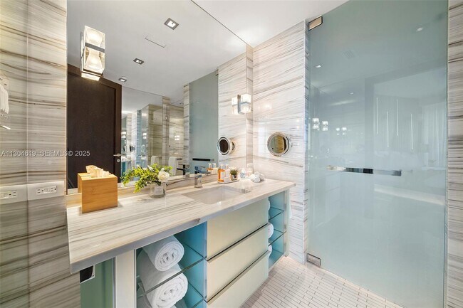 Building Photo - 2201 Collins Ave