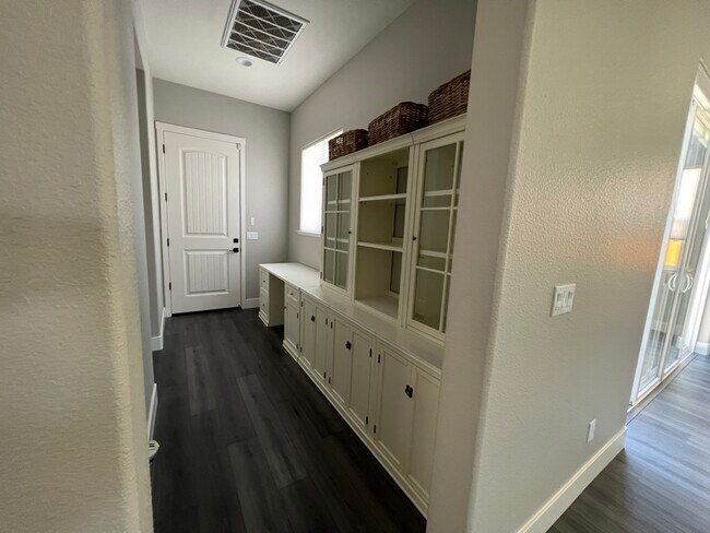 Building Photo - 3005 Shasta Wy