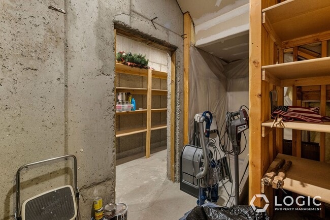 Building Photo - 9223 Silver Lake Dr