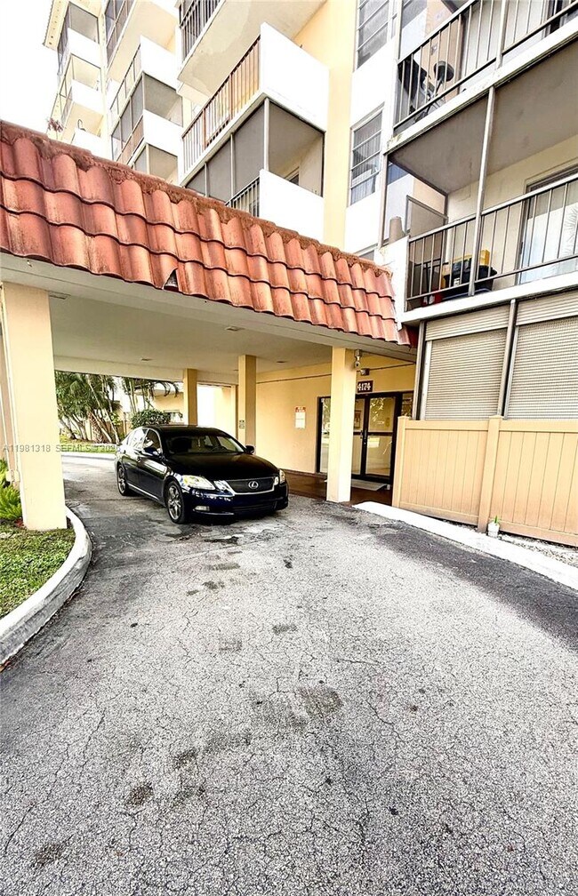 Building Photo - 4174 Inverrary Dr