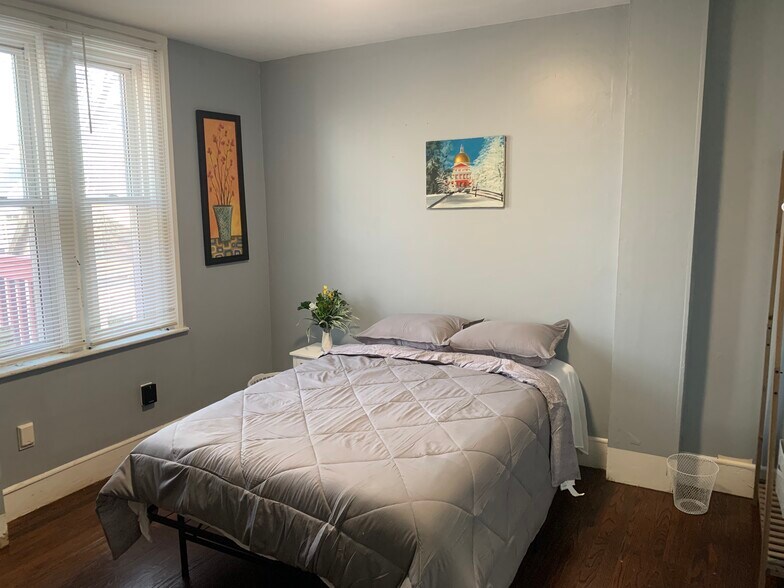 Building Photo - 16 Mayfair St