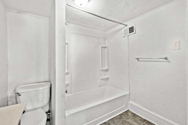 Building Photo - GREAT TWO BEDROOM IN SOUTH SIDE SLOPES!