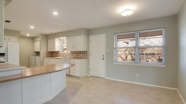 Building Photo - 1822 Greenwood Ln