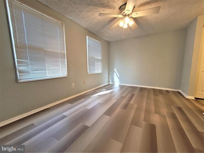 Building Photo - 8072 Grandview Ct