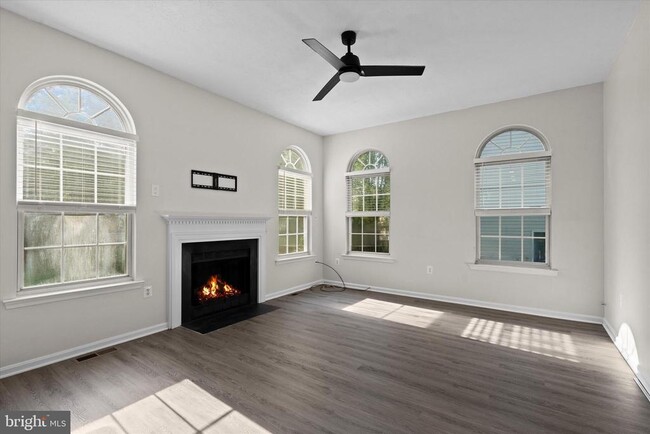 Building Photo - 2230 Community Dr