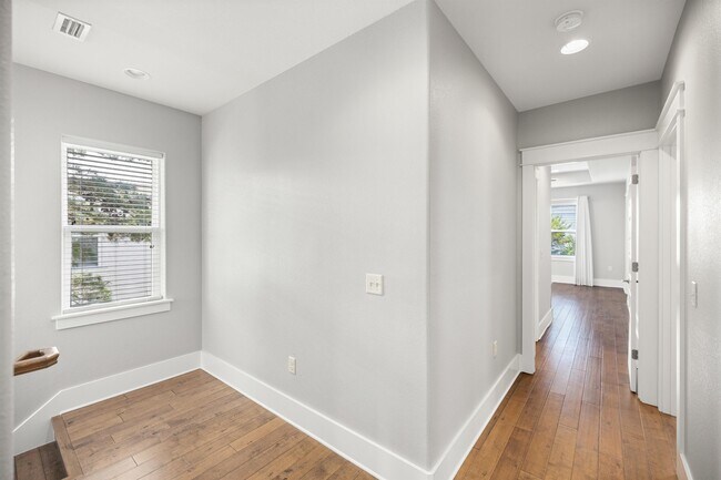 Building Photo - 56 Penelope St