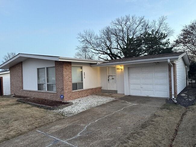 Building Photo - 1475 Hollywood Ln