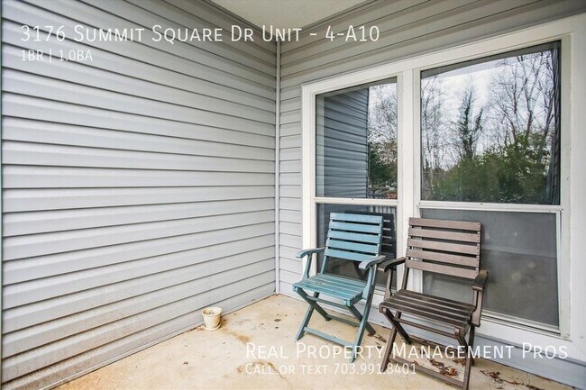 Building Photo - 3176 Summit Square Dr