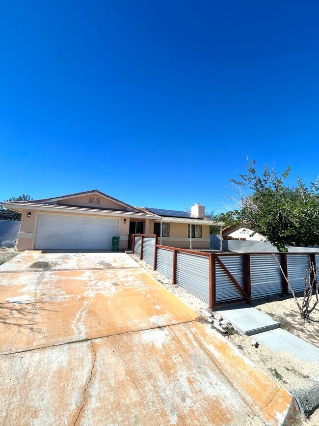 Building Photo - Spacious 3 Bedroom 2 Bathroom Home with Solar