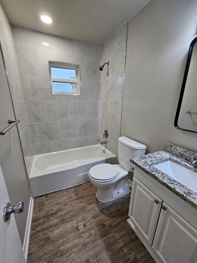 Building Photo - Spacious 2BR Duplex in Fort Worth