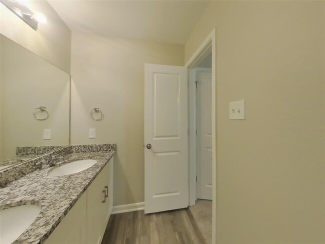 Building Photo - 15685 Briar Frst Dr