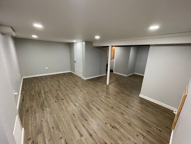 Building Photo - 630 Dornbush St