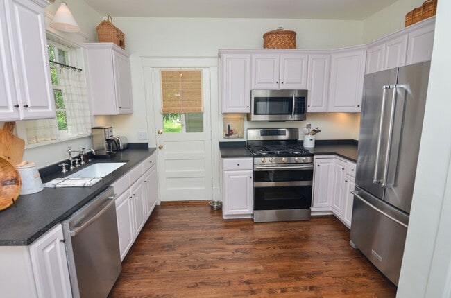 Building Photo - English Cottage in the heart of Belle Meade