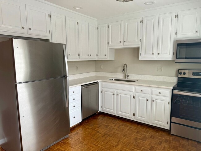 Building Photo - 2-bedroom, 2.5-bathroom home located in th...