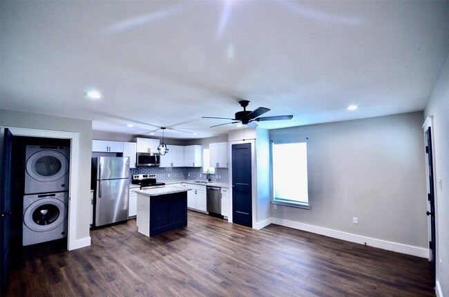 Building Photo - 4735 Redbud St