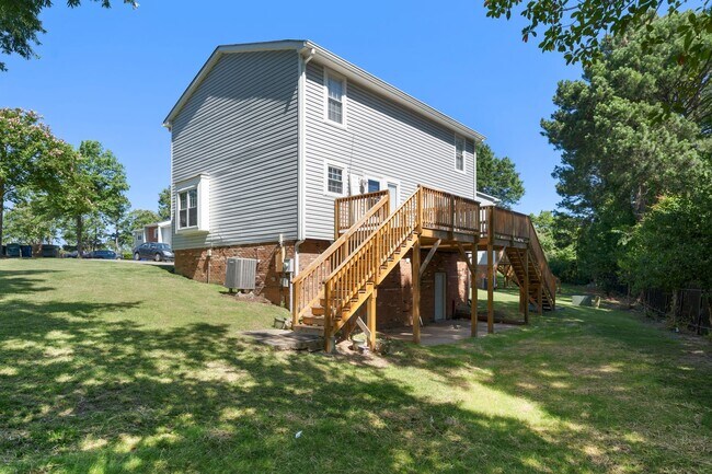 Building Photo - Charming End Unit Townhome near Downtown D...
