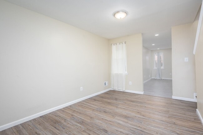 Building Photo - Beautifully renovated single family home