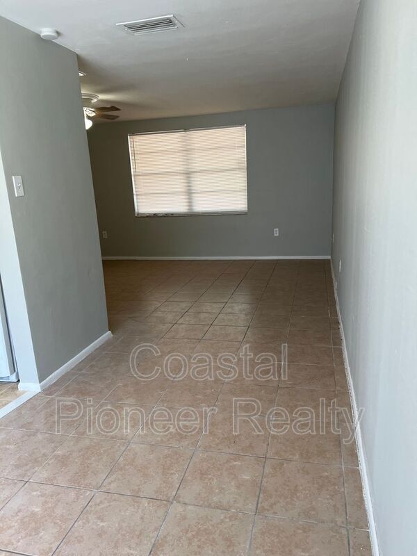 Building Photo - 5825 Elm St