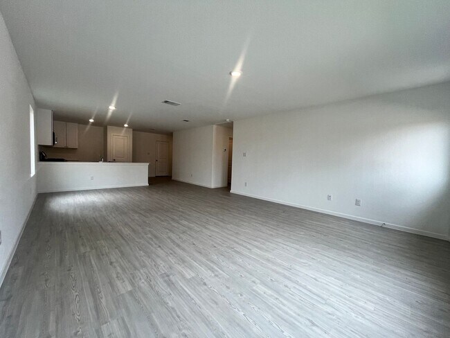 Building Photo - Charming 3 Bedroom/2 Bath Home *St. Hedwig...