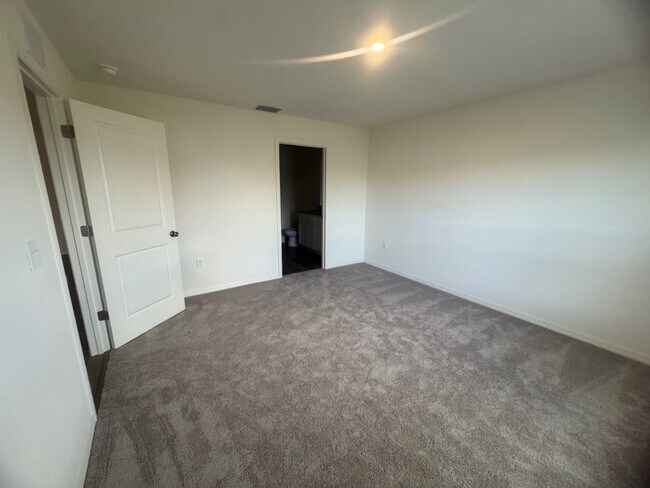 Building Photo - 1848 Grand Ridge St