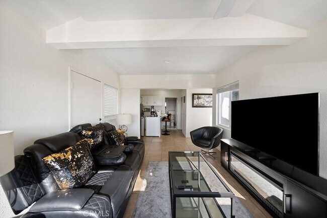 Building Photo - 640 N Coast Hwy