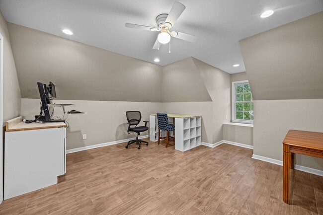 Building Photo - Spacious 4-Bedroom Home with Large Yard & ...