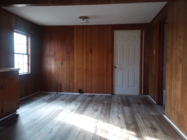 Building Photo - 2 Bedroom 1 Bathroom