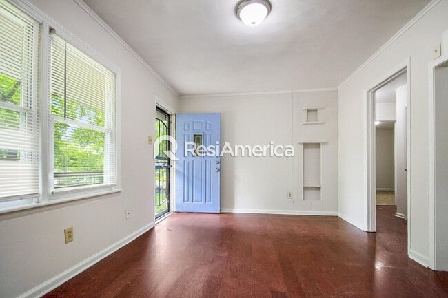Building Photo - Redone and ready for move in