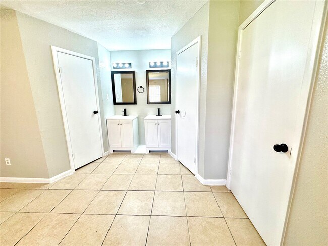 Building Photo - 9090 S Braeswood Blvd