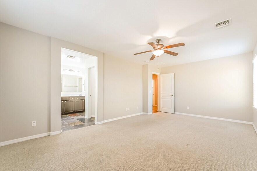 Building Photo - 126 E Catclaw St