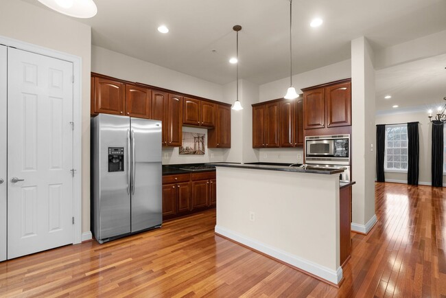 Building Photo - 3 Bed 2.5 Bath - Gaithersburg Townhouse - ...
